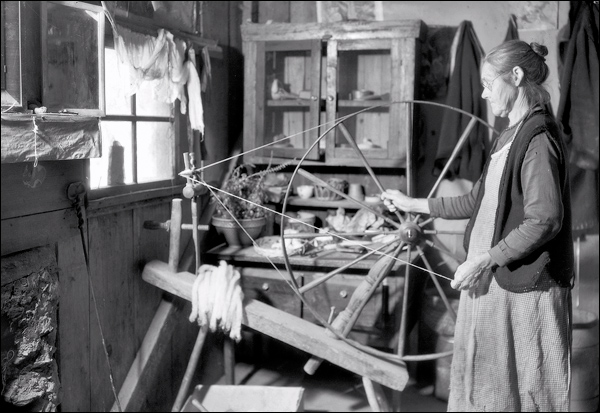 1933-tennessee-gatlinburg-mrs-watson-spinning-wheel.jpg