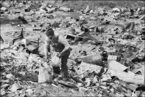1940-iowa-dubuque-food-foraging-in-city-dump.jpg